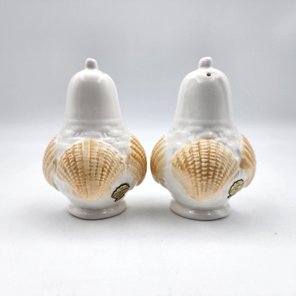 Vintage Beachcomber Seashell Buoy Shaped Salt & Pepper Shakers Set 3.75 in 1983